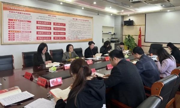 安庆市妇联组织机关干部学习《习近平走进百姓家》